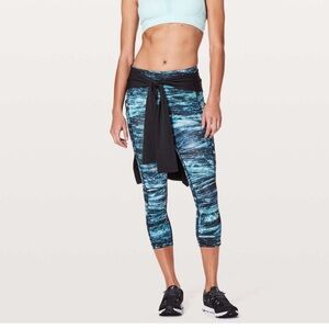 Lululemon Speed up crop ‘21’. Size 6.